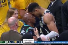 字母哥賽后和哈利伯頓父親頂牛對噴 被拉開后伸出大拇指