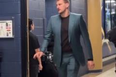 心態(tài)挺輕松！天王山之戰(zhàn)約基奇身穿西裝入場