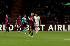 國米打入第三個進(jìn)球后，佩德里拿球奔向中圈激勵隊友