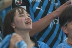 靚麗風(fēng)景線！川崎前鋒取得進(jìn)球！看臺(tái)美女球迷揮舞圍巾慶祝！