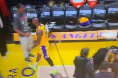 老漢真盡力了！老詹賽后離場時，這背影稍顯落寞