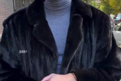 確實(shí)挺帥??！哈利伯頓街頭被采訪：一身穿搭皆是普拉達(dá)~