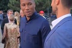 德羅巴沒(méi)頭發(fā)都不認(rèn)識(shí)了！這一身衣服是考上編制了嘛