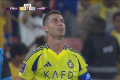 這球非?？上?！C羅頭球攻門遺憾擊中立柱！