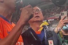 歡迎回家！賽前蒿俊閔指導(dǎo)青島海牛球員熱身