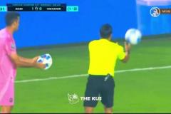 笑死！球被踢爆了，布斯克茨一臉無語地把球拿給裁判