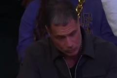 佩總在想什么呢？湖人第四節(jié)落后，場邊的佩林卡不停地?fù)u頭