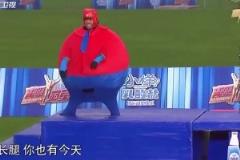 卡卡，這是我男神卡卡！踢了一輩子球最后被中國(guó)明星用球踢了