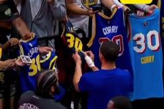 暖心偶像！庫里用受傷的投籃手為火箭主場的勇士球迷簽名