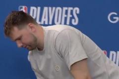 看來是真?zhèn)耍|契奇賽后結(jié)束發(fā)布會(huì)，起身的時(shí)候有點(diǎn)困難