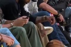 看球也閑不住！歐文坐在觀眾席秀了一波單指運球