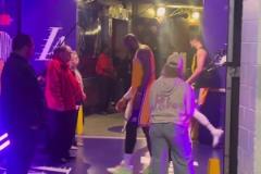 被首輪淘汰！詹嫂賽后在通道等待，安慰心碎的老公與兒子