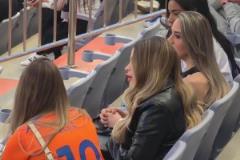 泰山外援太太團(tuán)現(xiàn)身濟(jì)南奧體中心，令中超“齊魯?shù)卤取痹錾簧? title=