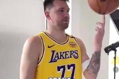 楊毅此前評價東契奇交易：反正冠軍沒戲，東詹不防守，大不了一塊攤手