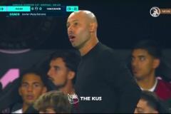 馬斯切拉諾你終于會發(fā)脾氣啦~等下要是出局了是不是飯碗不保