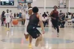 微微一笑！杜蘭特近日被網(wǎng)友發(fā)現(xiàn)在觀看2027級學(xué)生的比賽