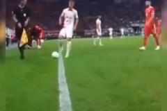 這小子太賊了！名場面：奧爾莫“智斗”對手，讓對方手球！