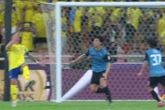 動作很舒展！C羅禁區(qū)內(nèi)倒鉤射門偏出！