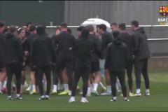 震驚！亞馬爾向隊友豎中指問候，遭到隊友們的“狂毆”