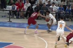 全是博弈?。±酌稍斐蓮垖庍M攻犯規(guī)，張寧向裁判示意前者夾臂！