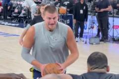 省點(diǎn)體力吧約基奇用一記雙手暴扣結(jié)束了賽前熱身