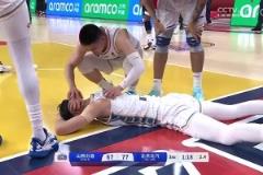 被北京球迷狂噓！此前曾凡博被劉傳興撞翻重摔著地，再看還是揪心