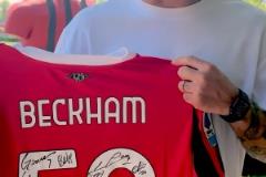 從英國人到英國人，從米蘭人到米蘭人！沃克收到了貝克漢姆球衣！