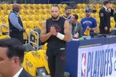 龍哥又在思索怎么整活？狄龍賽前在場邊搓著雙手溜達(dá)