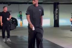 巴特勒賽前入場(chǎng)輕裝上陣 手捏迷你杯咖啡