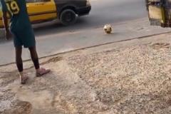 邊路傳中！頭一回見開角球還要等紅燈的