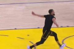 庫(kù)里賽前熱身秀了一記暴扣，隨后再籃下定了半天才跳起慶祝