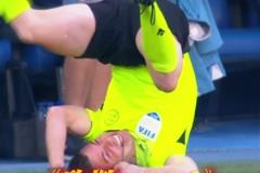 西甲邊裁倒地致敬姆總？邊裁也是高危職業(yè)吶！