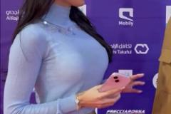 太吸睛皮耶羅不敢正眼直視女主持，生怕多盯著看兩秒~