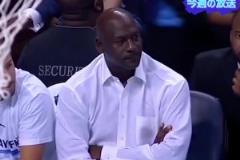 來自神的憤怒！經典名場面：場邊觀戰(zhàn)黃蜂隊的老板喬丹！