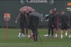 真友好亞馬爾訓(xùn)練時(shí)朝著隊(duì)友雙手豎中指，這是關(guān)系有多鐵