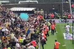 絕殺奪冠！看看現(xiàn)場的利茲聯(lián)球迷有多瘋狂