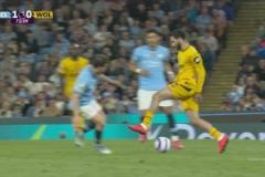 紅牌動(dòng)作！艾特-努里踩踏B席小腿！VAR介入主裁沒有出示紅牌！