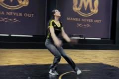 1米85大姐姐助跑摸籃筐，再練練彈跳有希望扣籃嗎