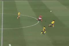 逆天澳大利亞！門(mén)將解圍失誤把球頂向自家球門(mén)對(duì)面都笑嘻了