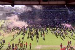 燃爆！英乙球隊96分鐘絕殺升甲，球迷直接集體沖場瘋狂慶祝