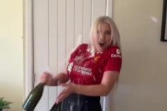 香檳怎么給自己身上噴？女球迷：利物浦是冠軍！