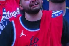 大老遠跑過來給我看這個？快船球迷在客場被打哭了