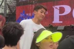 韋世豪帶著老婆驚現(xiàn)陶喆演唱會(huì)，敢不敢喊一句:南波賽文