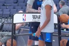 球隊(duì)老大“霸凌”隊(duì)友！哈騰端著麥克給SGA唱歌！