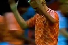 范巴斯滕獨(dú)進(jìn)五球，率領(lǐng)荷蘭隊(duì)奪得1988年歐洲杯冠軍