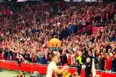 很多球員草滑梯都失敗了，看看馬奎爾這滑軌多絲滑