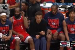 ?末節(jié)還剩10分鐘分差高達33分 哈登和小卡坐替補席無奈