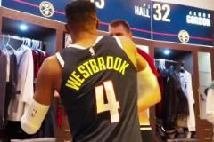 能量滿滿！威少賽后回更衣室繞場一周和隊友挨個擊掌