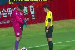 中甲爆笑一幕！裁判:你玩我呢？守門員:玩的很明顯！