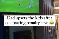 父親慶祝巴因德爾撲出點(diǎn)球，惹得孩子們不高興